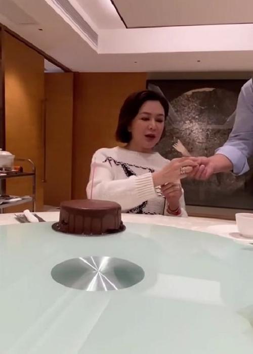 关之琳58岁生日直播带货,一颦一笑让人着迷,却遭网友