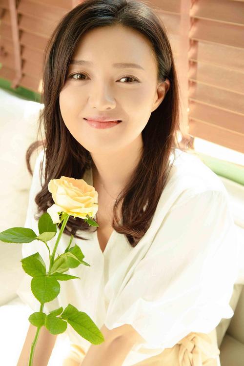 近日,演员傅晶一组最新写真释出,照片中的她窝在沙发一角手捧鲜花