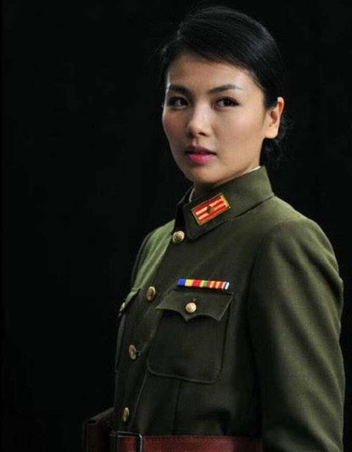 王丽坤 看看"素颜女神"王丽坤的军装照,这颜值简直是秒杀,一颦一笑一