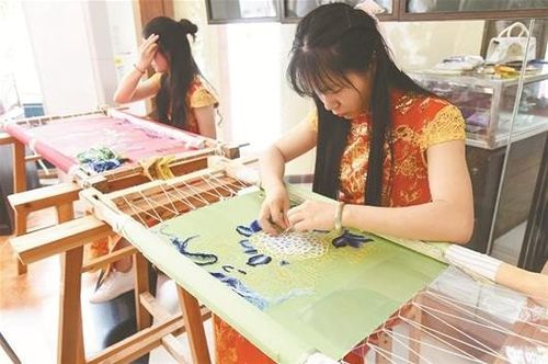 楚天金报讯 7日上午,江汉区非物质文化遗产汉绣保护基地--黄春萍汉绣