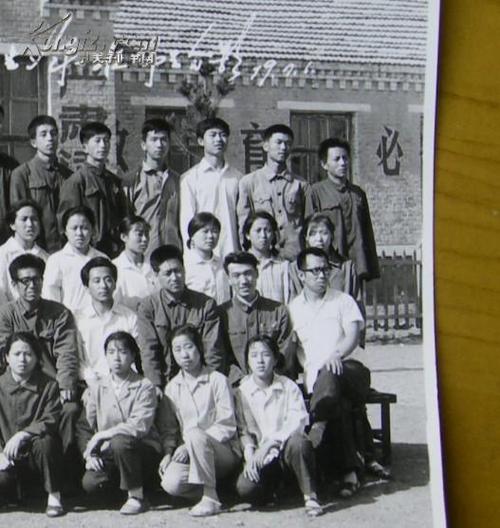 老照片:内蒙古自治区呼伦贝尔市,博克图铁路一中79高中毕业合影