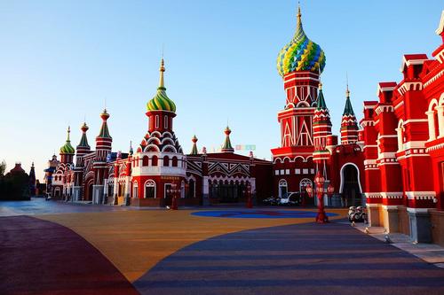 和平之门主体雕塑和满洲里历史浮雕,红色旅游展厅,火车头广场等景点