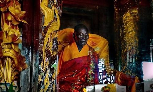 位于"岭南禅林之冠"南华禅寺的六祖慧能,圆寂后肉身千年不腐,成为佛法