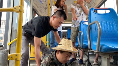农民工坐公交车被嫌弃臭,司机出手相助,结局大快人心