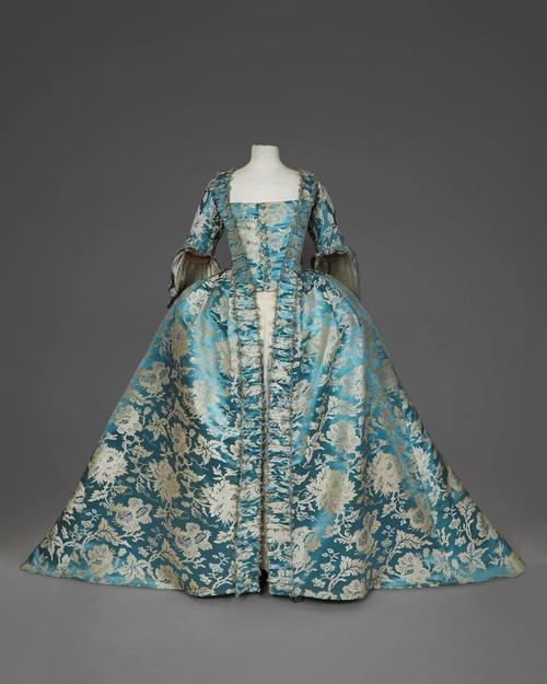 法国的衣服,18世纪中叶