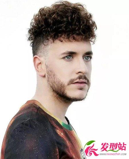 发质硬烫发好看吗 中间厚两边铲青烫发-男生烫发-发型