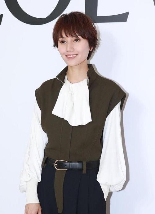 袁泉短卷发搭灯笼袖衬衫太加分,美入了骨子里!