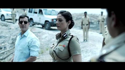 萨兰饰)两个女儿安玖(伊西塔·杜塔饰)和安努(莫伦诺·贾达夫饰)