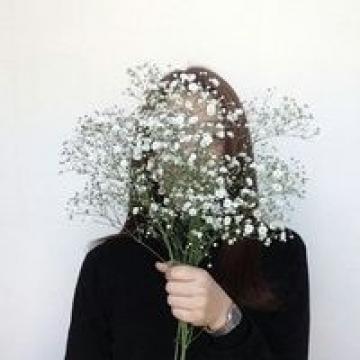 最新小清新系列手里捧花的女生头像 谁在微笑里彷徨忘