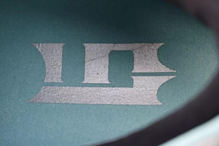 作为 jordan 品牌首位亚洲的签约球员,郭艾伦还亲自参与了个人 logo