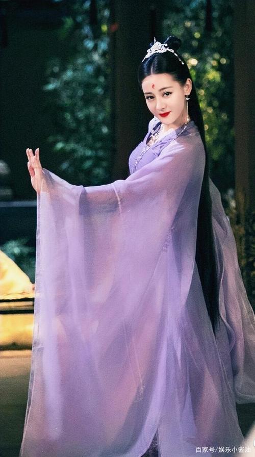 《枕上书》迪丽热巴服饰大盘点,每件都美到掉渣,给造型师加鸡腿