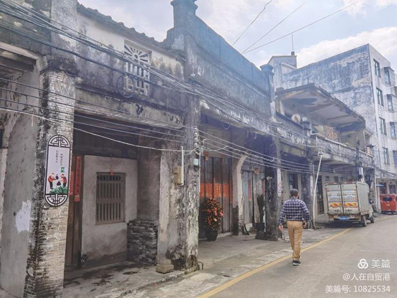 然整个县衙全为新貌,公堂衙案皆仿于电视,电影中"明镜高悬"之所绘,全
