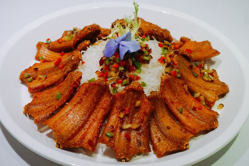 但是姜君臭桂鱼真的是闻着臭吃起来香 他家的椒盐大黄蛇很入味