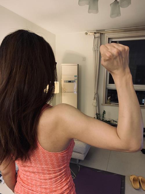 胳膊上有肌肉了