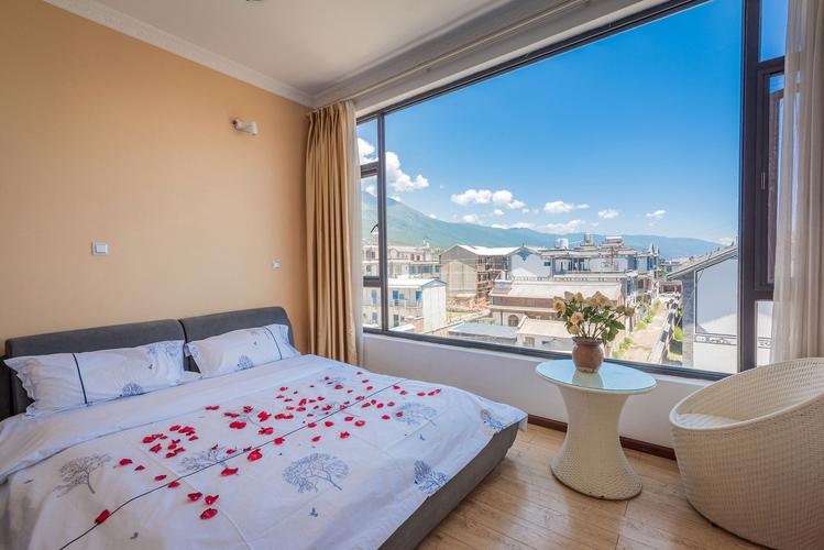 落地窗蜜月大床房带空调(适合情侣约会)_大理白族自治