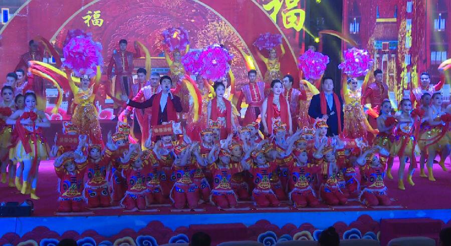 图为库车市2022年春节联欢晚会精彩上演(樊凯 摄)晚会在歌舞表演