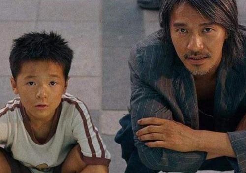 还记得《长江七号》小狄吗,17岁患良性肿瘤淡圈,如今怎么样了