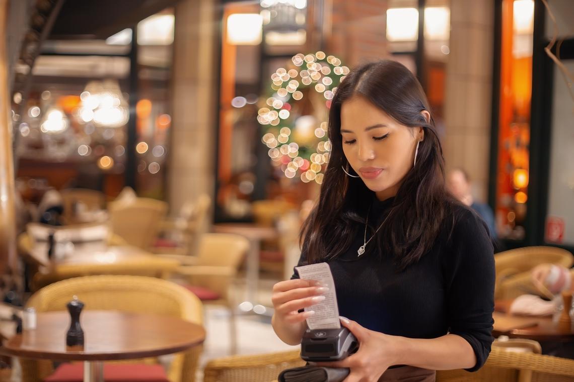 说话时手指绕着包带,服务员多问两句,耳根先红了