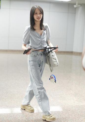 郑爽身穿黄色西装好有活力纤细身材惹人怜爱可不要再瘦了