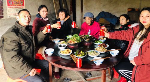 一家人吃团年饭.