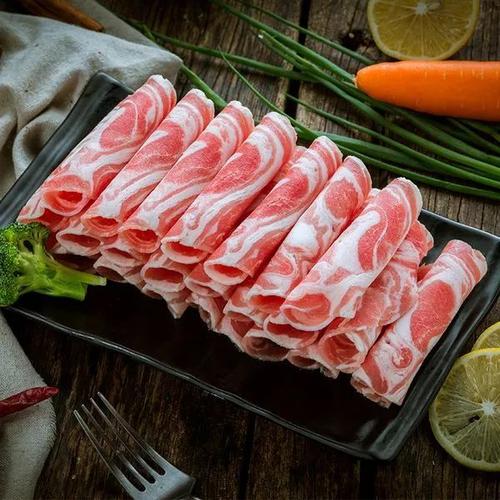 一整块紧实的肉片分外喜人 再加上油碟的香辣,满满的幸福感  羊肉卷