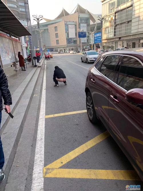 芜湖一男子在二街附近当众大便!有图有真相