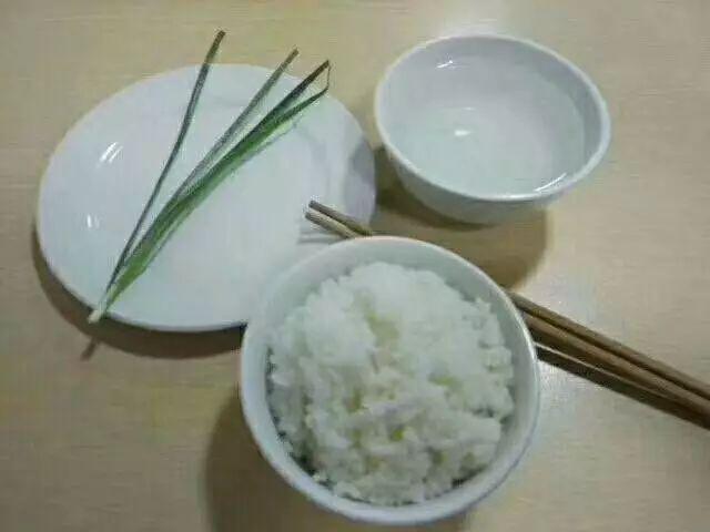大王的晚餐奢侈了一把,九菜一汤!