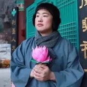 手拿莲花的男的佛系90后表情包