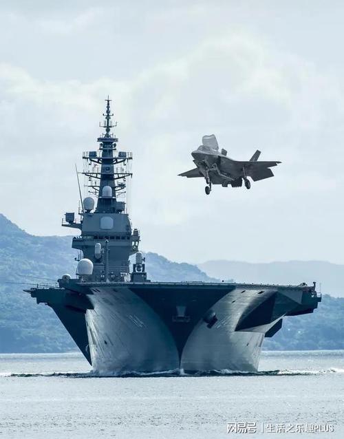 日本航母登场f35b战机出云号起降直升机航母成身真正的航母