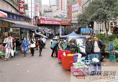 昨日,石桥铺电脑城附近,占道经营的摊贩不少. 重庆晨报记者 甘侠义 摄