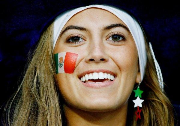 荷兰欢庆胜利,墨西哥女球迷.