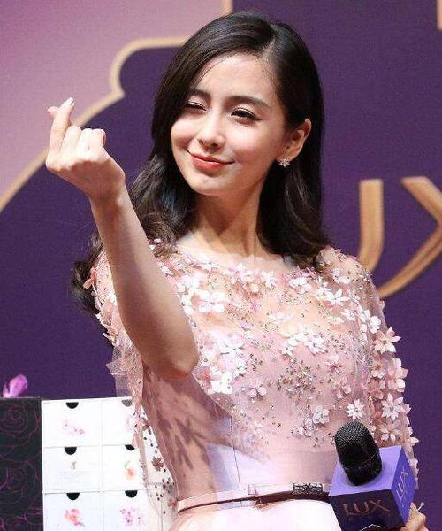 6大女星"比心":杨幂灵动,刘诗诗优雅,赵丽颖简直是可爱本尊