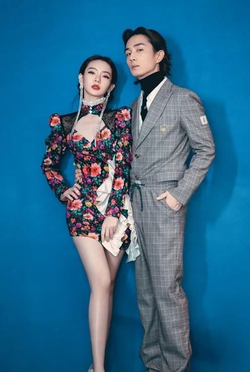 戚薇也太大胆了,穿超短裙还翘二郎腿,看到挡腿的道具:太草率了!