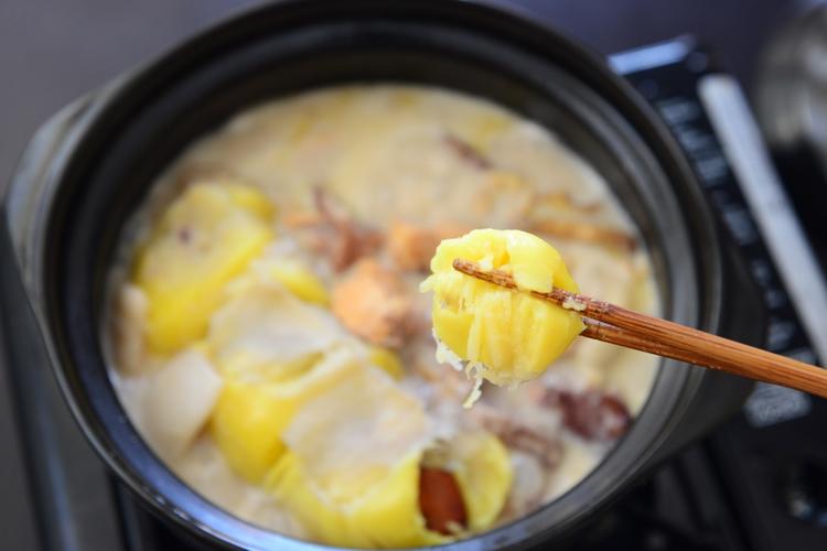  p>椰汁榴莲鸡是一种家常菜,做法简单,耗时短,主料有鸡 /p>