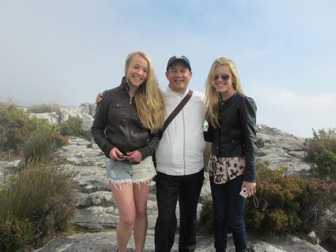 在桌山上与南非白人女孩合影