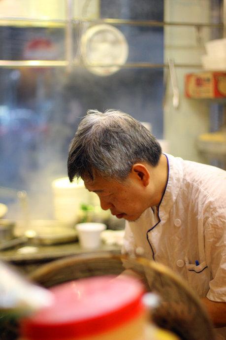 在香港小茶餐厅里面品尝老师傅给你做的早茶---价廉物美的香港小茶