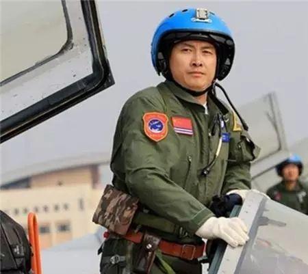 关于飞行员张超的手抄报 手抄报简单又好看