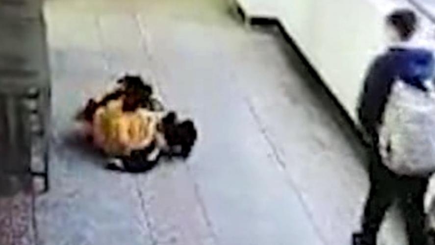 10岁女生校园内猝死事发监控曝光家长质疑校方抢救不力