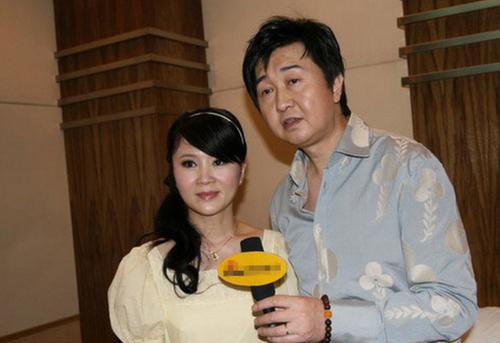 54岁付笛声撞脸于谦,昔日知名歌手如今变网红