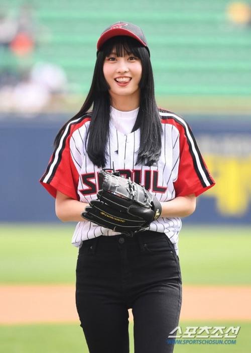 人民网讯 韩国人气女团twice成员momo(中文:平井桃)现身首尔蚕室棒球