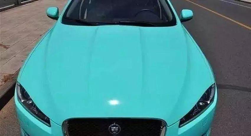 【汽车知识】问哈你:汽车引擎盖上的两条线,有什么用?