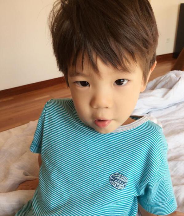 嗯哼大王变模样了,双眼皮更明显了,还有了尖尖的小虎牙