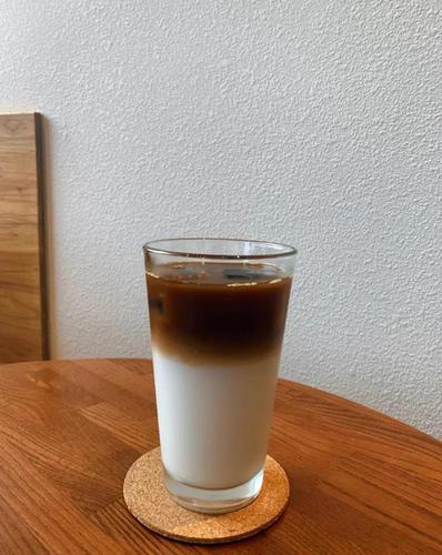 椰奶冰滴:下层椰奶,上层咖啡,搅拌均匀后饮用,咖啡融化的过程很美.