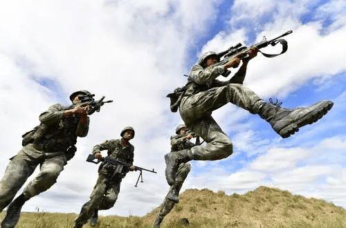 部队战场冲锋时,后面的人打枪不会误伤前面冲锋的人吗