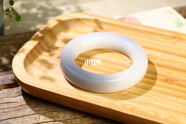 和田玉烟紫手镯鉴赏_手镯_和田玉_时尚_配饰