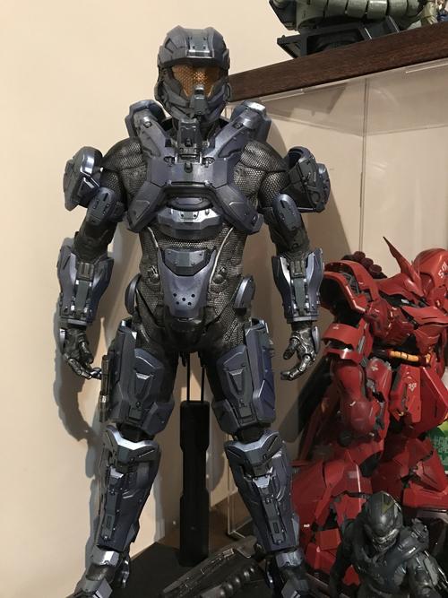 发展到halo4士官长的盔甲更是设计的完美.