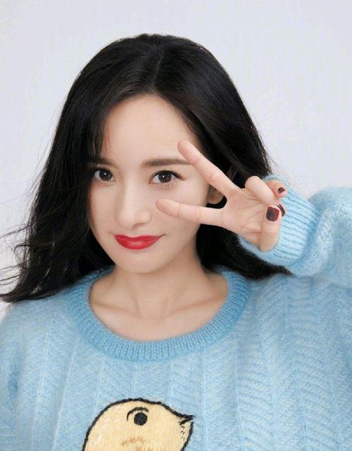 杨幂时尚美照,身穿蓝色毛衣搭配,元气满满