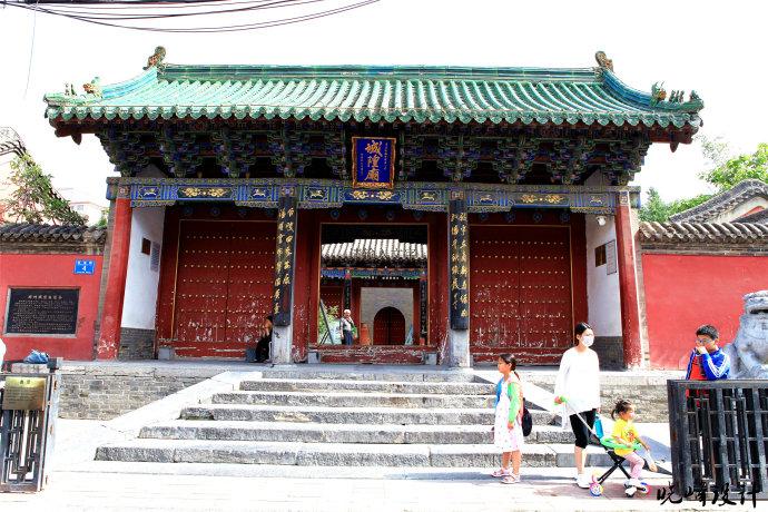 大门面阔3间,进深2间,悬山式建筑,绿色琉璃瓦顶,檐下施三昂七踩斗拱