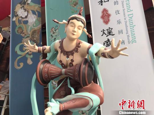 上海徐汇艺术馆门前的敦煌舞者雕像. 王子涛 摄