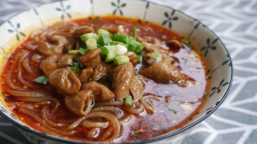 成都特色肥肠粉软烂入味肥而不腻麻辣鲜香吃起来回味无穷